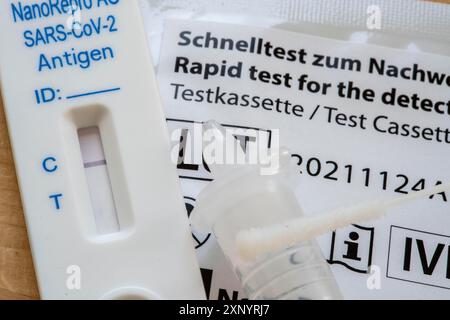 Negativer Corona-Antigen-Schnelltest, Lay-Test, Selbsttest, zum Nachweis einer SARS-CoV-2-Infektion, Testergebnis negativ Stockfoto