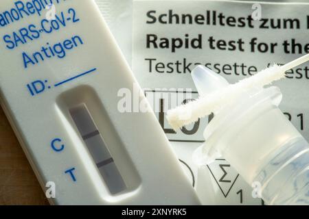 Positiver Corona-Antigen-Schnelltest, Lagentest, Selbsttest, zum Nachweis einer SARS-CoV-2-Infektion, Testergebnis positiv Stockfoto