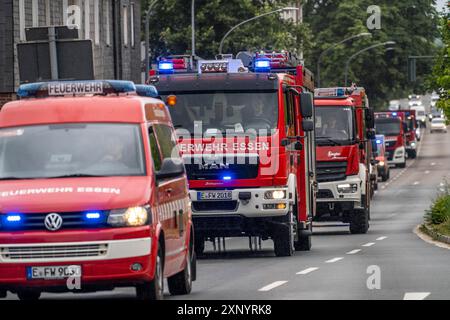 Feuerwehrfahrzeuge aus Essen, Mülheim und Oberhausen, mit 140 Feuerwehrleuten, auf dem Weg zu einer Notfallübung, Säulenfahrt mit 30 Notfall Stockfoto