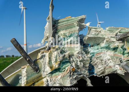 Nahaufnahme eines demontierten Blattes einer 23 Jahre alten Windkraftanlage, bestehend aus einer Materialmischung, glasfaserverstärktem Material, GFK und Verbundwerkstoffen Stockfoto