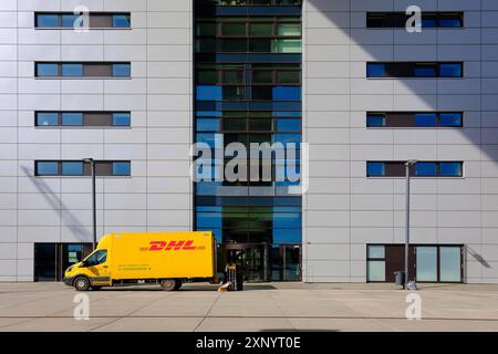 DHL Vehicle, dahinter die Kölner Kranhäuser, Köln, Deutschland Stockfoto