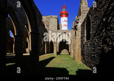 Leuchtturm Pointe de Saint-Mathieu und Klosterkirche, Bretagne, Frankreich Stockfoto