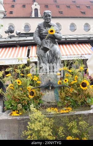 Elise Aulinger Brunnen München 02.08.2024 Viktualienmarkt Brunnenfest München *** Elise Aulinger Brunnen München 02 08 2024 Viktualienmarkt Brunnenfest München Stockfoto