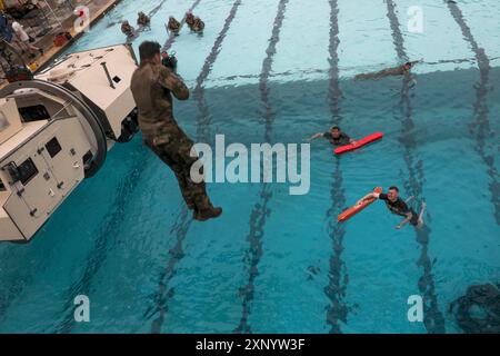 Camp Pendleton, Kalifornien, USA. Juli 2024. Ein Soldat der US-Armee, der dem 79. Infanterie-Brigade Combat Team, der California Army National Guard, zugewiesen wurde, taucht während des jährlichen Trainings in Camp Pendleton, Kalifornien, am 17. Juli 2024 in einen Pool, während er mit den Augen verbunden ist. Während der jährlichen Ausbildung führte der 79. IBCT eine Ranger-Bewertung durch, um die Bereitschaft der Soldiersâ für die Ranger School zu ermitteln. (Kreditbild: © William Griffen/USA Army/ZUMA Press Wire) NUR REDAKTIONELLE VERWENDUNG! Nicht für kommerzielle ZWECKE! Stockfoto