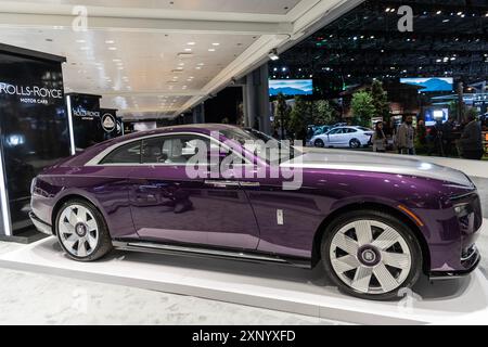 New York City, USA - 27. März 2024: Rollt Royce Spectre Luxusauto auf der New York International Auto Show, Seitenansicht Stockfoto