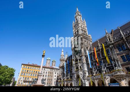 Neues Rathaus mit Mariensäule und Kirchtürmen der Marienkirche, Marienplatz, München, Bayern, Deutschland Stockfoto