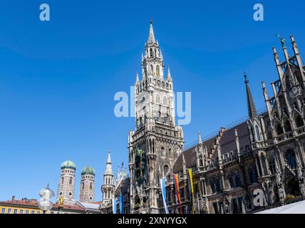 Neues Rathaus mit Mariensäule und Kirchtürmen der Marienkirche, Marienplatz, München, Bayern, Deutschland Stockfoto