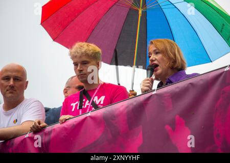 Berlin, Deutschland. Juli 2024. Familienministerin Lisa Paus spricht bei der Eröffnung der Christopher Street Day-Demo Stockfoto