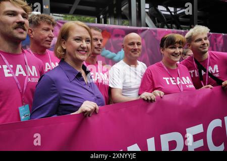 Ministerin Lisa Paus und die Organisatoren von Pride posieren vor dem Beginn der Demo zum Christopher Street Day in farbenfroher Form. Berlin, Deutschland Stockfoto