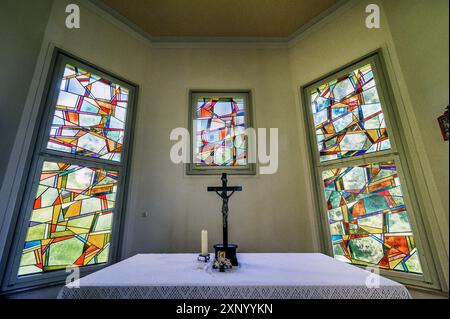 Altar und bunte Buntglasfenster, Stabkirche von 1928, Ueberruh, Bolsternang, Allgaeu, Schwaben, Baden-Württemberg, Deutschland Stockfoto