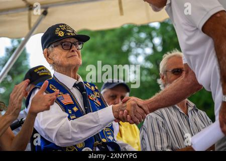 Wrightstown, New Jersey, USA. Juli 2024. CALVIN MOON, ein 100 Jahre alter U-Boot-Veteran aus dem Zweiten Weltkrieg, erhält eine Distinguished Service Medal von Army Brig. General Timothy Coakley, Direktor des gemeinsamen Stabes der New Jersey National Guard am Brigadegeneral William C. Doyle Veterans Memorial Cemetery, Wrightstown, New Jersey, 25. Juli 2024. Moon erhielt auch ein Kennzeichen der USS New Jersey SSN-796 vom Master Chief Joseph Calhoun, Chief of the Boat, zusammen mit den Seeleuten der USS New Jersey (SSN 796). (Kreditbild: © Michael Stockfoto