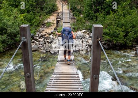 WA26012-00....WASHINGTON - Wanderer auf dem Pacific Crest Trail über den Bridge Creek im North Cascades National Park, Stephen Mather Wilderness. Stockfoto