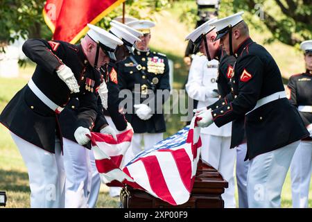 Arlington, USA. Juli 2024. Marines von der Marine Band, The President's Own und der Marine Barracks, Washington, DC (8. Und I) führen militärische Beerdigungsfeiern mit Beerdigungsbegleitung für den 29. Kommandanten des Marine Corps, General Alfred Gray, Jr., in Sektion 35 des Arlington National Cemetery, Arlington, Virginia, 29. Juli 2024 (Credit Image: © U.S. Marines/ZUMA Press Wire) NUR REDAKTIONELLE VERWENDUNG! Nicht für kommerzielle ZWECKE! Stockfoto