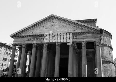 Rom, Italien – 30. Juli 2019: Pantheon-Gebäude berühmtes Wahrzeichen aus der Nähe, ehemaliger römischer Tempel und katholische Kirche in Schwarz-weiß Stockfoto