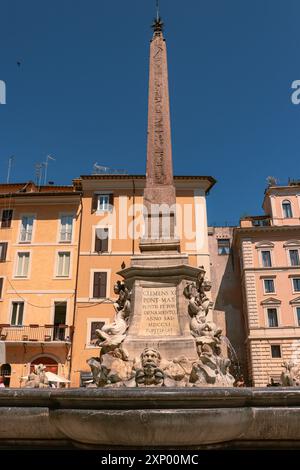 Rom, Italien - 30. Juli 2019: Brunnen des Pantheons von der Seite mit orangen und rosa Gebäuden hinten Stockfoto