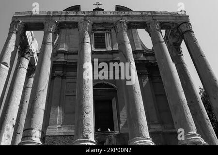 Tempel des Antoninus und Faustina, ein alter römischer Tempel, der später in eine römisch-katholische Kirche umgewandelt wurde und sich am Forum Romanum an der Via Sacra befindet Stockfoto