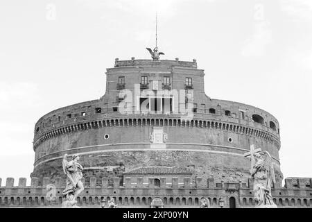 Castel Sant'Angelo (Mausoleum von Hadrian) ein hoch aufragendes zylindrisches Festungs- und Burggebäude im Parco Adriano, das von den Päpsten in Schwarz-weiß genutzt wurde Stockfoto