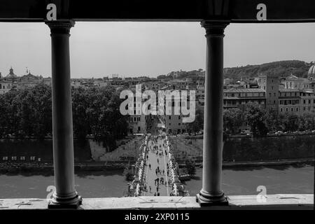 Schwarz-weißer Blick auf die Stadt Rom von der Spitze der Burg Sant'Angelo (Mausoleum von Hadrian), Festung und Burggebäude im Parco Adriano Stockfoto