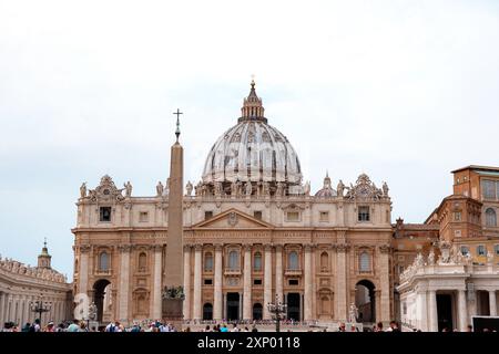 Rom, Italien - 2. August 2019: Außenfassade der Petersdom-Kirche im Renaissancestil im Vatikan Stockfoto