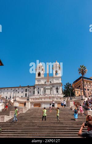 Die Kirche Santissima Trinità dei Monti (die heiligste Dreifaltigkeit auf den Bergen) befindet sich über dem berühmten Wahrzeichen der Spanischen Treppe an der Piazza di Spagna Stockfoto