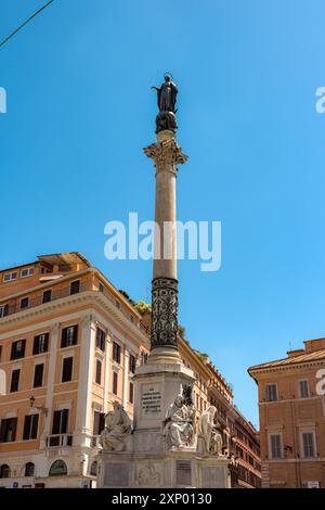 Die Säule der Unbefleckten Empfängnis, ein Denkmal aus dem 19. Jahrhundert im Zentrum Roms, das die Heilige Jungfrau Maria auf der Piazza Mignanelli darstellt Stockfoto