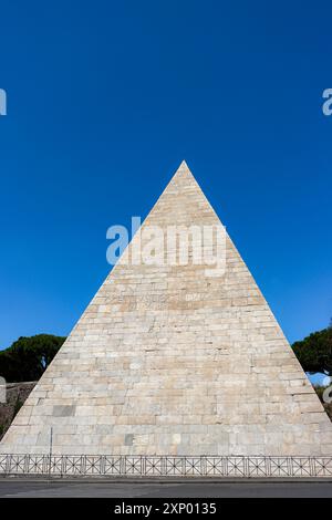 Rom, Italien – 29. Juli 2019: Pyramide des Cestius Close up, eine Pyramide aus römischer Zeit in der Nähe der Porta San Paolo. Eine beliebte Attraktion in Rom Stockfoto