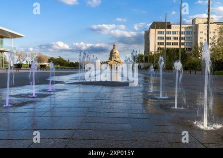 Die Fontänen führen zum Alberta Legislature Building in Edmonton, Kanada mit blauem Himmel und Wolken Stockfoto