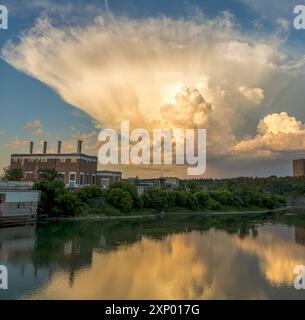 Dramatische Wolken in Form einer Atombombenexplosionswolke auf der Ostseite des Himmels während des Sonnenuntergangs Stockfoto