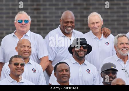 Freitag, 2. August 2024; Canton, Ohio, USA; Mitglieder der Hall of Fame genießen die gemeinsame Zeit während des NFL Pro Football Hall of Famer Photo im Cente Stockfoto