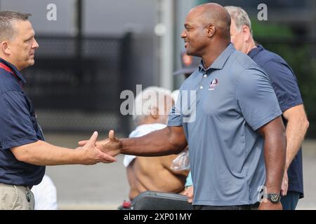 Freitag, 2. August 2024; Canton, Ohio, USA; das neu gewählte Mitglied Patrick Willis, der Linebacker für die San Francisco Giants gespielt hat, wird während der Tour begrüßt Stockfoto