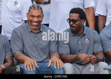 Freitag, 2. August 2024; Canton, Ohio, USA; Julius Peppers, der Defensive End für die Carolina Panthers, Chicago Bears und Green Bay Packers gespielt hat, sitzt Stockfoto