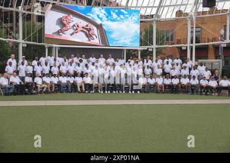 Freitag, 2. August 2024; Canton, Ohio, USA; ein allgemeines Bild aller Mitglieder, die an der NFL Pro Football Hall of Famer im Centennial Plaz teilnehmen Stockfoto