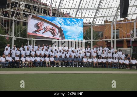 Freitag, 2. August 2024; Canton, Ohio, USA; ein allgemeines Bild aller Mitglieder, die an der NFL Pro Football Hall of Famer im Centennial Plaz teilnehmen Stockfoto