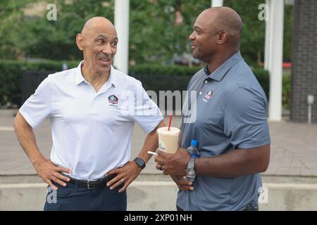 Freitag, 2. August 2024; Canton, Ohio, USA; der ehemalige Spieler und Trainer Tony Dungy spricht mit Patrick, dem neu gewählten Class of 2024 Mitglied, der als Lii spielte Stockfoto