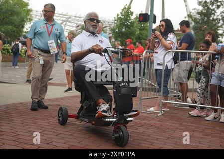 Freitag, 2. August 2024; Canton, Ohio, USA; ehemaliger Running Back Earl Campbell, der hauptsächlich für die Houston Oilers Rides und Besuche bei Fans du spielte Stockfoto