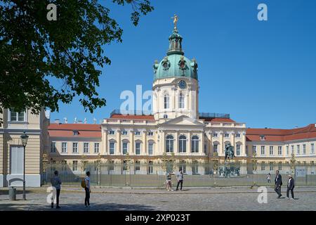 Touristen vor dem Eingang zum beliebten Schloss Charlottenburg in Berlin Stockfoto