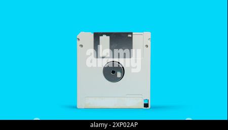 Vorderansicht einer alten quadratischen Computerdiskette aus weißem Kunststoff auf blauer Oberfläche vor blauem Hintergrund Stockfoto