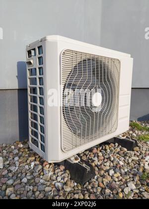 Weiße Klimaanlage auf Kieselboden Stockfoto