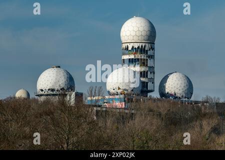 Grunewald, Berlin, 18. märz 2020: Teufelsberg-Blick mit der ehemaligen Überwachungsstation von Süden über die Sandgrube Stockfoto