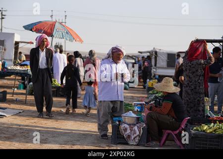 Dohuk, Irak. 31. Juli 2024. Irakische jesidische Vertriebene sahen Einkäufe im Lager Sharya, jesidische Binnenvertriebene (IDPs) etwa 15 Kilometer von der nördlichen Stadt Dohuk in der Region Kurdistan im Irak entfernt. Am 3. August 2014 begeht der 10. Jahrestag des Völkermords der Jesiden, als der IS am 3. August 1989 im Bezirk Sinjar im Nordwesten des Irak ein schreckliches Massaker an Jesiden verübte, bei dem Männer getötet und tausende Mädchen und Frauen entführt wurden. (Foto: Ismael Adnan/SOPA Images/SIPA USA) Credit: SIPA USA/Alamy Live News Stockfoto