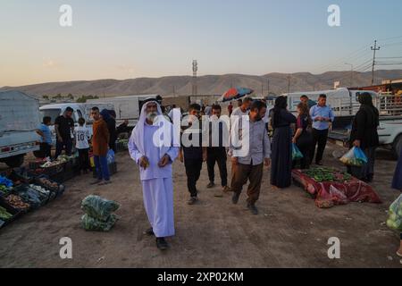 Dohuk, Irak. 31. Juli 2024. Irakische jesidische Vertriebene sahen Einkaufsmöglichkeiten entlang der Straße im Lager Sharya, jesidische Binnenvertriebene (IDPs) etwa 15 Kilometer von der nördlichen Stadt Dohuk in der Region Kurdistan im Irak entfernt. Am 3. August 2014 begeht der 10. Jahrestag des Völkermords der Jesiden, als der IS am 3. August 1989 im Bezirk Sinjar im Nordwesten des Irak ein schreckliches Massaker an Jesiden verübte, bei dem Männer getötet und tausende Mädchen und Frauen entführt wurden. (Foto: Ismael Adnan/SOPA Images/SIPA USA) Credit: SIPA USA/Alamy Live News Stockfoto