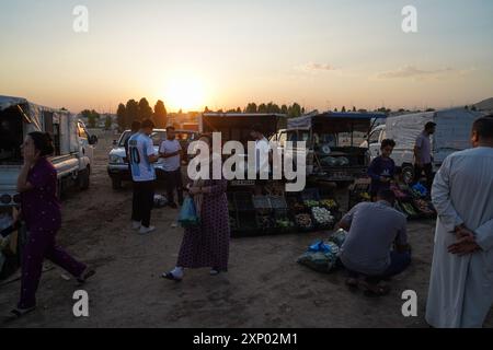 Dohuk, Irak. 31. Juli 2024. Irakische jesidische Vertriebene sahen Einkaufsmöglichkeiten entlang der Straße im Lager Sharya, jesidische Binnenvertriebene (IDPs) etwa 15 Kilometer von der nördlichen Stadt Dohuk in der Region Kurdistan im Irak entfernt. Am 3. August 2014 begeht der 10. Jahrestag des Völkermords der Jesiden, als der IS am 3. August 1989 im Bezirk Sinjar im Nordwesten des Irak ein schreckliches Massaker an Jesiden verübte, bei dem Männer getötet und tausende Mädchen und Frauen entführt wurden. (Foto: Ismael Adnan/SOPA Images/SIPA USA) Credit: SIPA USA/Alamy Live News Stockfoto