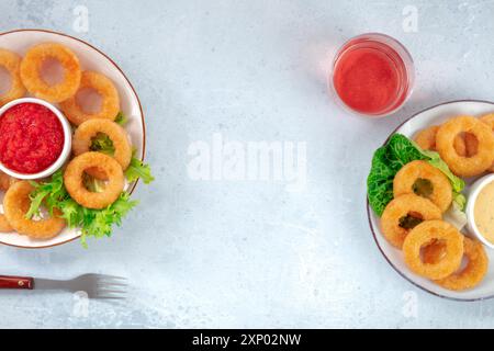 Calamari Ringe Banner mit Dips und Rosenwein. Frittierte Tintenfischringe, überhängender Schuss mit Platz für Text Stockfoto