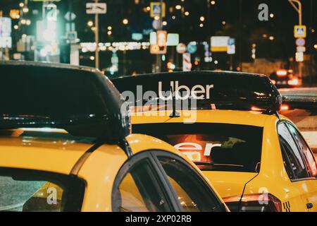 Taxistand mit gelben Taxis bei Nacht, Moskau, 31. Oktober 2021 Stockfoto