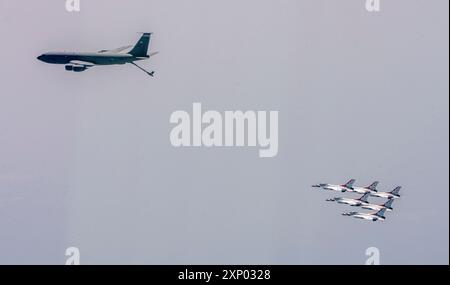 Die United States Air Force Air Demonstration Squadron „Thunderbirds“ reist am 25. Juli 2024 nach Milwaukee, Wisconsin. Die Thunderbirds traten auf der Milwaukee Air and Water Show auf, um den Stolz, die Präzision und die Professionalität amerikanischer Flugzeuge auf der ganzen Welt zu demonstrieren. (Foto der U.S. Air Force von Staff Sgt. Dakota Carter) Stockfoto