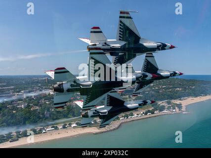 Die United States Air Force Air Demonstration Squadron „Thunderbirds“ reist am 25. Juli 2024 nach Milwaukee, Wisconsin. Die Thunderbirds traten auf der Milwaukee Air and Water Show auf, um den Stolz, die Präzision und die Professionalität amerikanischer Flugzeuge auf der ganzen Welt zu demonstrieren. (Foto der U.S. Air Force von Staff Sgt. Dakota Carter) Stockfoto