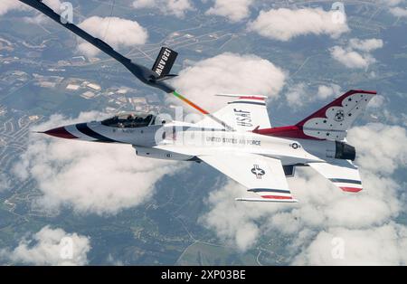 Die United States Air Force Air Demonstration Squadron „Thunderbirds“ reist am 25. Juli 2024 nach Milwaukee, Wisconsin. Die Thunderbirds traten auf der Milwaukee Air and Water Show auf, um den Stolz, die Präzision und die Professionalität amerikanischer Flugzeuge auf der ganzen Welt zu demonstrieren. (Foto der U.S. Air Force von Staff Sgt. Dakota Carter) Stockfoto