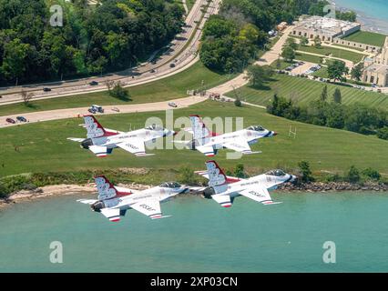 Die United States Air Force Air Demonstration Squadron „Thunderbirds“ reist am 25. Juli 2024 nach Milwaukee, Wisconsin. Die Thunderbirds traten auf der Milwaukee Air and Water Show auf, um den Stolz, die Präzision und die Professionalität amerikanischer Flugzeuge auf der ganzen Welt zu demonstrieren. (Foto der U.S. Air Force von Staff Sgt. Dakota Carter) Stockfoto