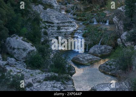 Wunderschöne Schlucht mit Flussbecken im Naturschutzgebiet Cavagrande del Cassibile, Syrakus, Sizilien, Italien Stockfoto