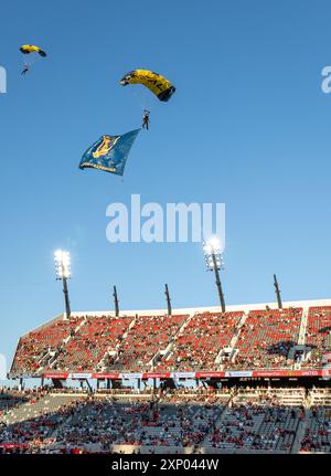 SAN DIEGO (31. Juli 2024) - das U.S. Navy Parachute Team, die „Leap Frogs“, Fallschirmspringen in die Vorspielzeremonie Manchester United gegen Real Betis im Snapdragon Stadium, Juli 31. Die Leap Frogs sind das offizielle Fallschirmdemonstrationsteam der United States Navy und Teil des Naval Special Warfare Command. Das Leap Frogs Navy Fallschirmspringer Team besteht aus aktiven Navy Seals, Technikern für die Entsorgung von Sprengstoff (EOD) und Support-Mitarbeitern. (Foto der US Navy von Chief Mass Communication Specialist Eric Chan) Stockfoto